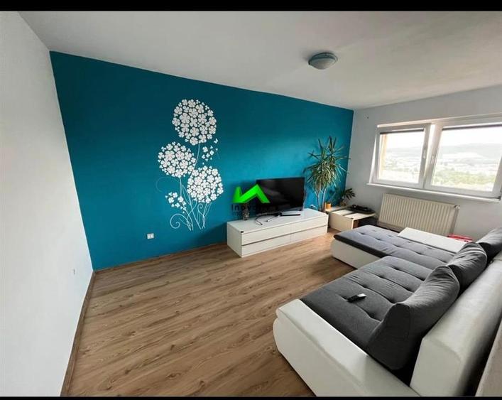 Apartament de vanzare 3 camere zona Vasile Aron - 1