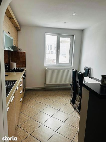 Apartament cu 3 camere ,et 1 zona Centrala - 12