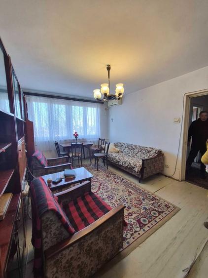 Apartament cu 3 camere semidecomandat în Colentina