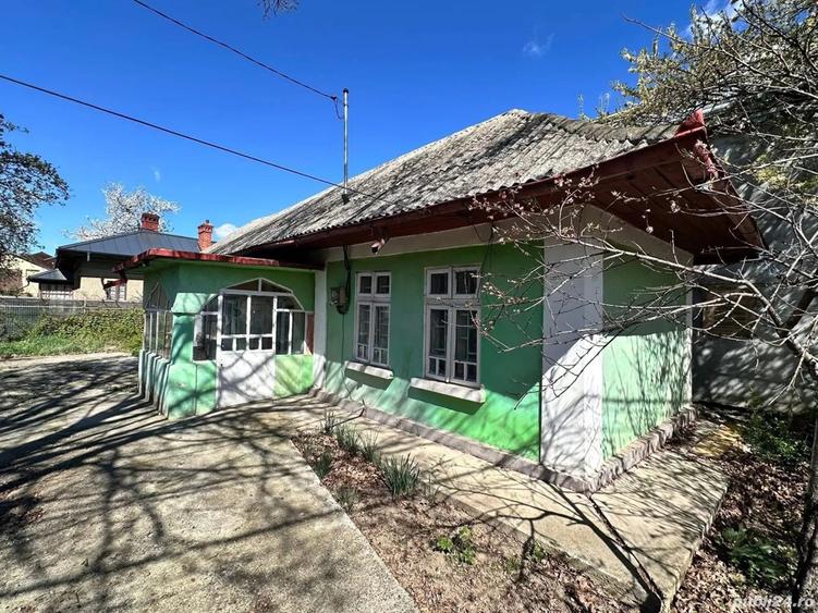 De vanzare casa batraneasca in Roman, din caramida, suprafata teren 406 mp, 60.000 euro - 1