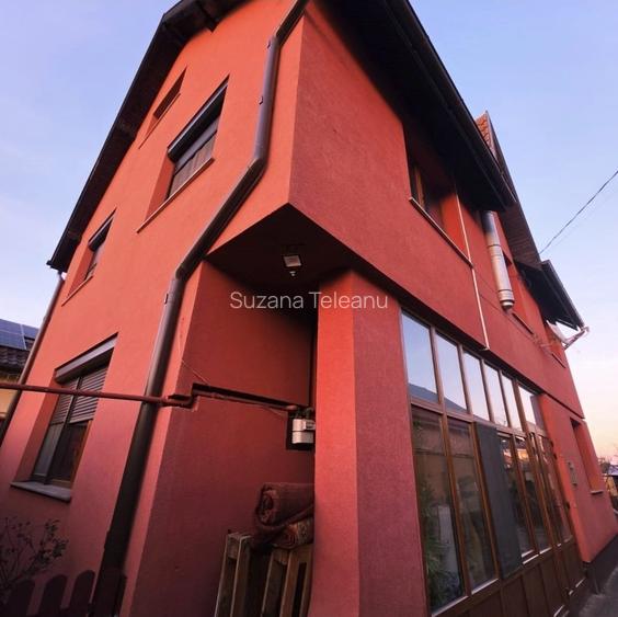 Vand casa Harman 4 camere  locatie centrala singur in curte