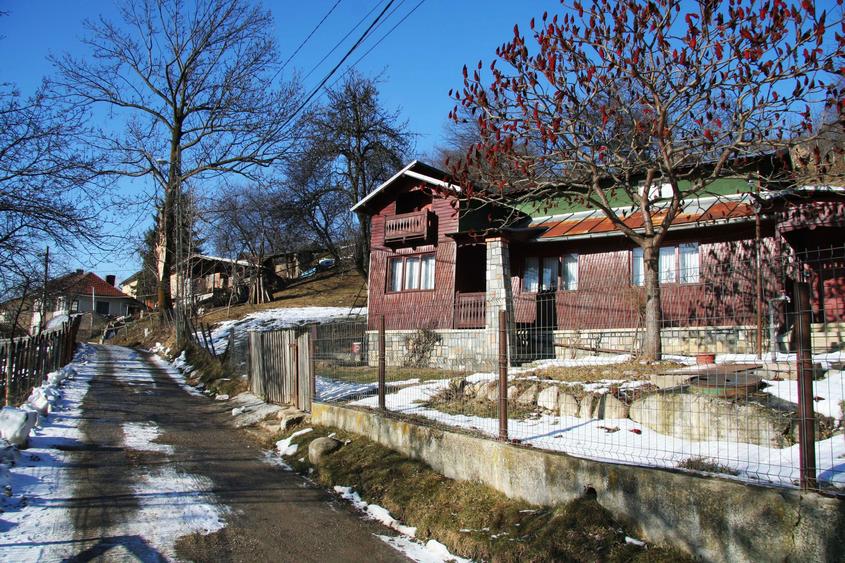 Casa gospodarului, bine intretinuta, cu teren generos Comarnic - 1