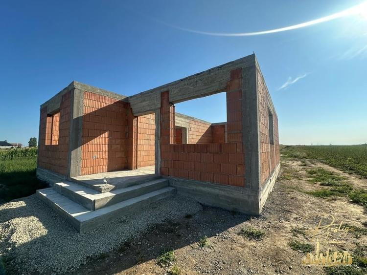 Casa la rosu si teren de 560 mp de vanzare in Tarian - Bihor - 1