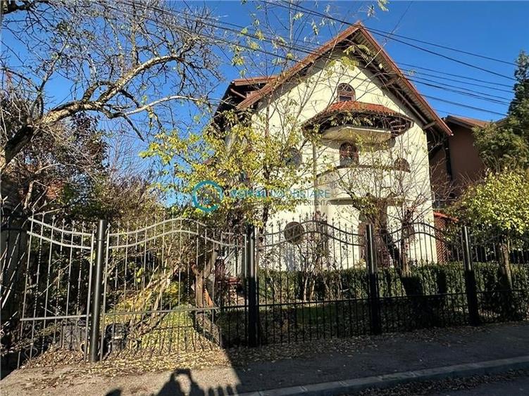 Royal Imobiliare - Vanzare Vila 5 camere , teren 800 mp,zona Sala Sporturilor