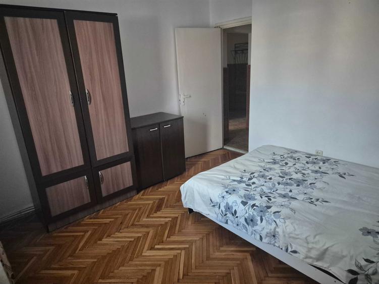 Apartament 2 camere  decomandat , zona  Cetate - 2