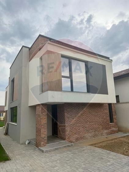 Casa / Vila cu 4 camere de vanzare - 1