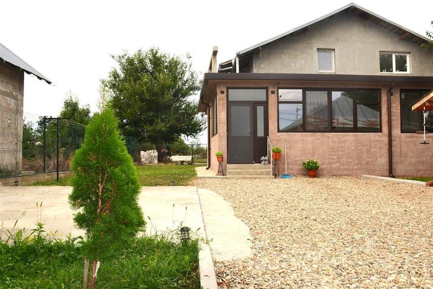 Casa de vanzare in Vacaresti, 7 km de Targoviste - spatiu generos, liniste. - 2