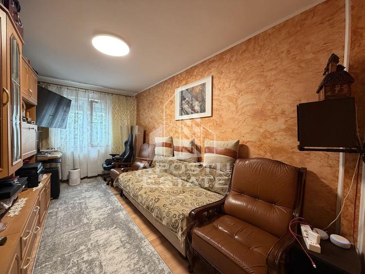 Apartament cu 7 camere,2 bai,decomandat,etajul 1,zona Buziasului - 2
