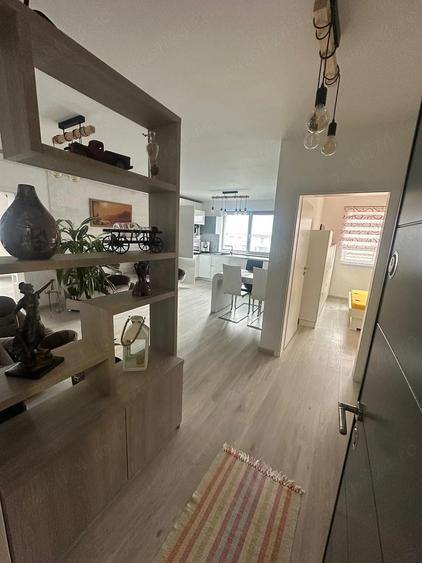 Apartament de vanzare - 3 camere Zona Marul de Aur - 2