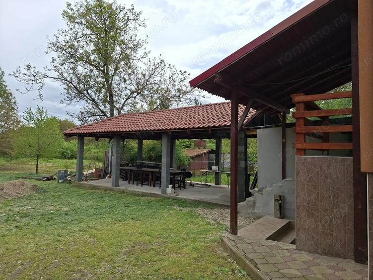 Casă cu 9 camere cu Teren 960 Mp în Bercu Roșu