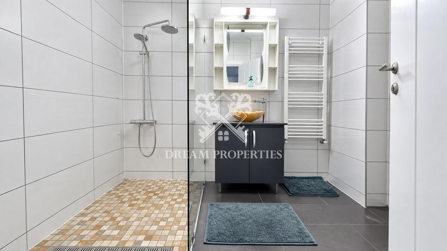 Apartament cu 3 camere semidecomandat, mobilat în Florești