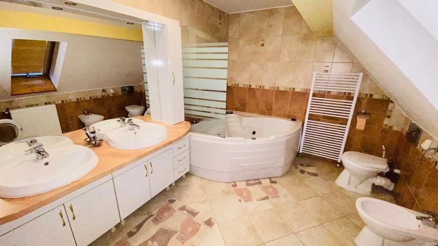 Casă individuală cu 5 camere cu Canalizare în Hălchiu