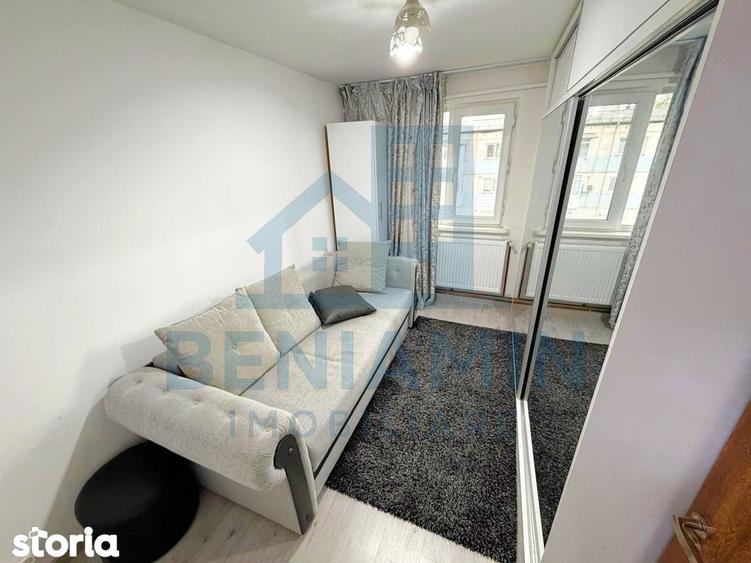 Apartament cu 3 camere semidecomandat în Craiovița Nouă