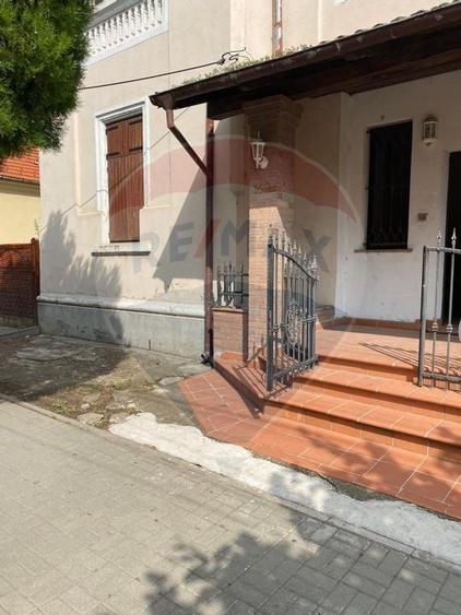 Casa / Vila cu 5 camere de vanzare in zona Central - 1