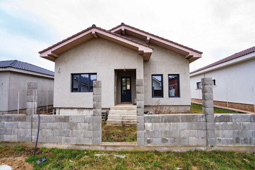 CASA NOUA SEMIFINISATA IN CIHEI CU 3 CAMERE - 1