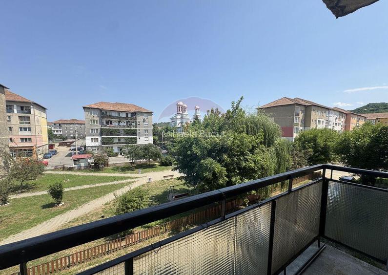 Apartament spa?ios cu 4 camere, situat in cartierului V...
