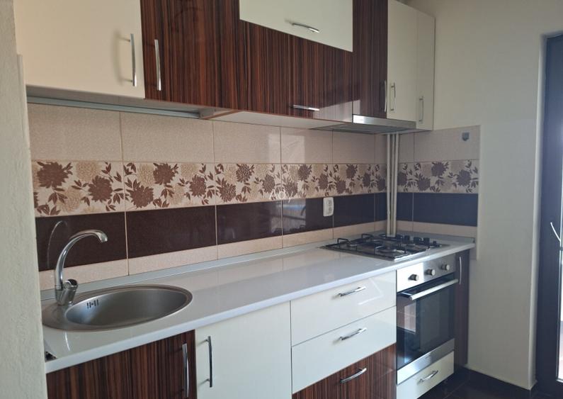 Inchiriez apartament cu doua camere, in zona centrala.
