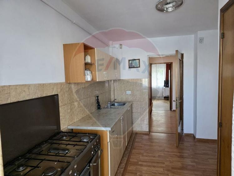 Apartament cu 3 camere de vanzare, str Bucovinei- zona Mioritei - 8