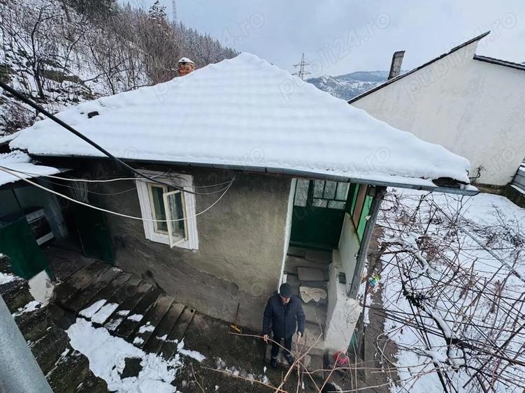 Casa cu teren 630 mp in Gura Vaii Construc?ie solida La 600 m de E70 - 1