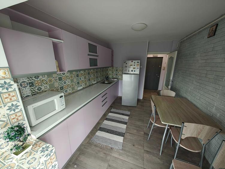 Inchiriez apartament 3 camere - 1