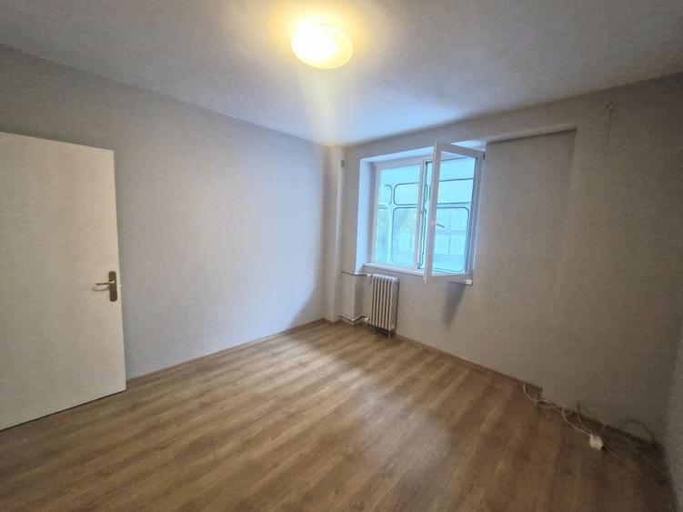 Apartament cu 3 camere decomandat în Tineretului