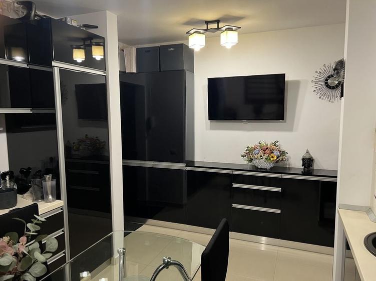 Apartament cu 3 camere semidecomandat, mobilat în Timpuri Noi