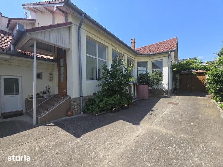 Casă cu 6 camere cu Teren 606 Mp în Lipoveni