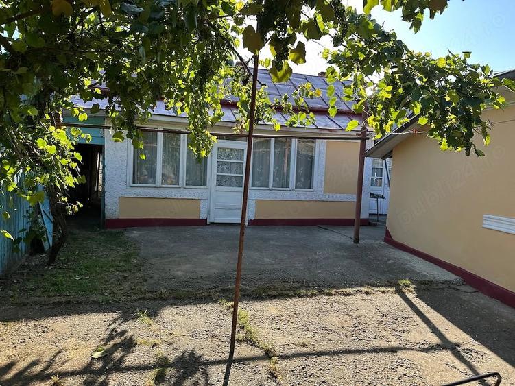 Casă cu 2 camere cu Teren 1400 Mp în Moțca