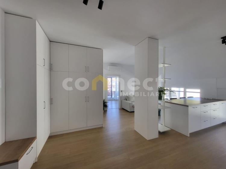 Apartament cu 3 camere semidecomandat, mobilat în Iris