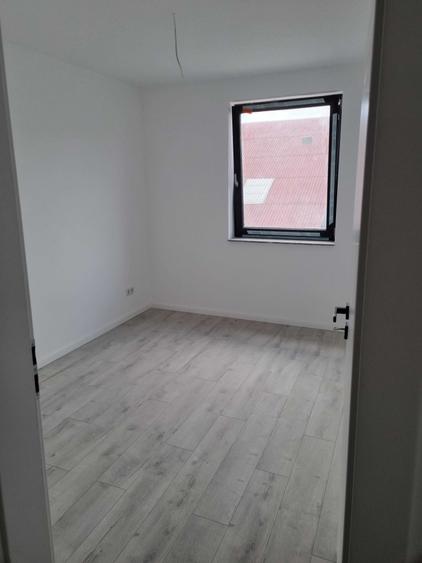 Apartament cu 3 camere decomandat în Exterior Vest