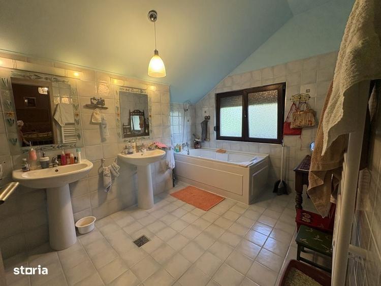 Casă cu 4 camere în Ostratu