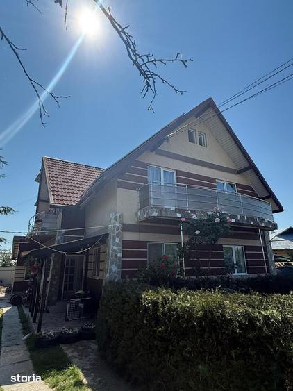 Casă cu 8 camere cu Teren 677 Mp în Boldești