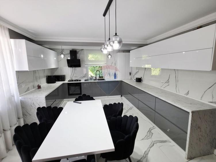 Apartament cu 5 camere de vânzare în zona Precista - 1