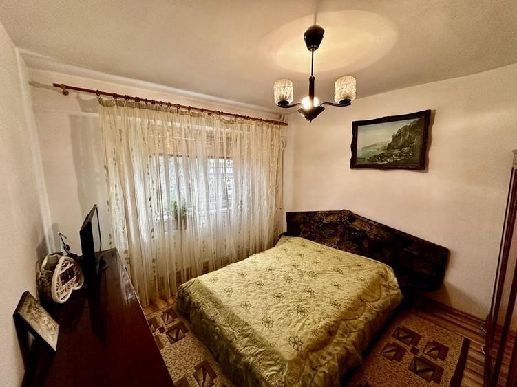 Apartament cu 4 camere decomandat în Central