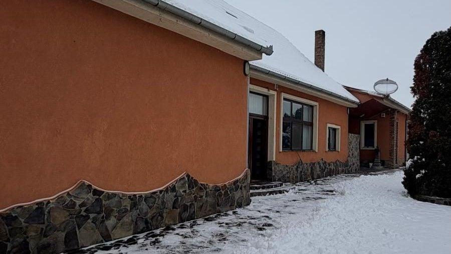 Casă individuală cu 8 camere cu Canalizare în Diosig