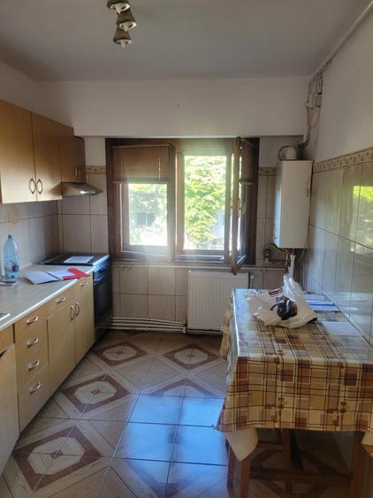 Apartament cu 3 camere decomandat, mobilat în Balada