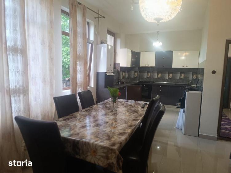 Casă cu 10 camere cu Teren 970 Mp în Calea București