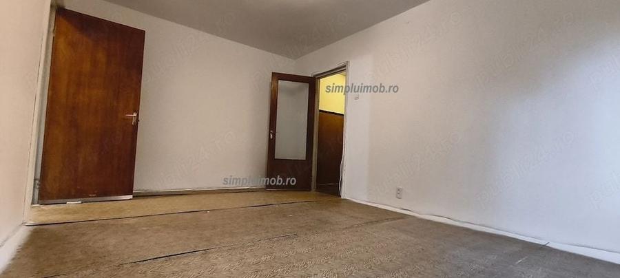 Apartament cu 3 camere semidecomandat în Berceni
