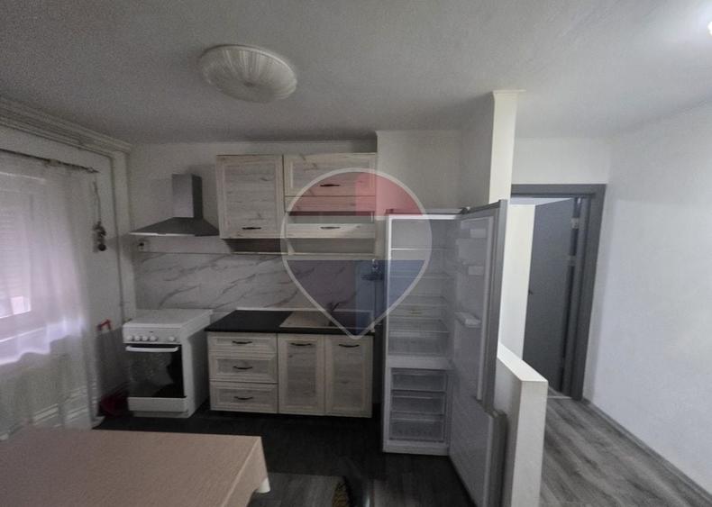Apartament cu 2 camere semidecomandat, mobilat în Dâmbovița