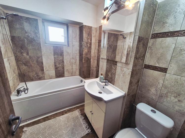 Apartament cu 3 camere decomandat în Ciritei