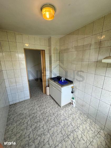 Apartament cu 3 camere semidecomandat în Berceni