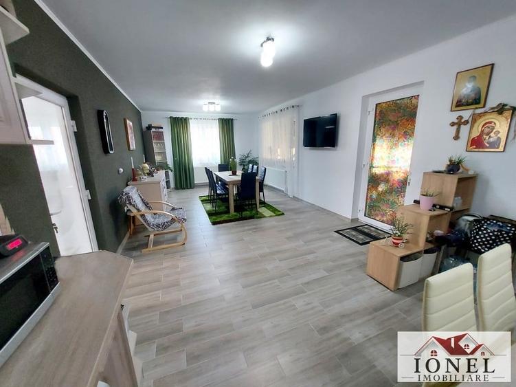 Casă individuală cu 5 camere cu Canalizare în Est