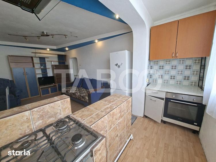 Apartament cu 3 camere semidecomandat, mobilat în Mihai Viteazul
