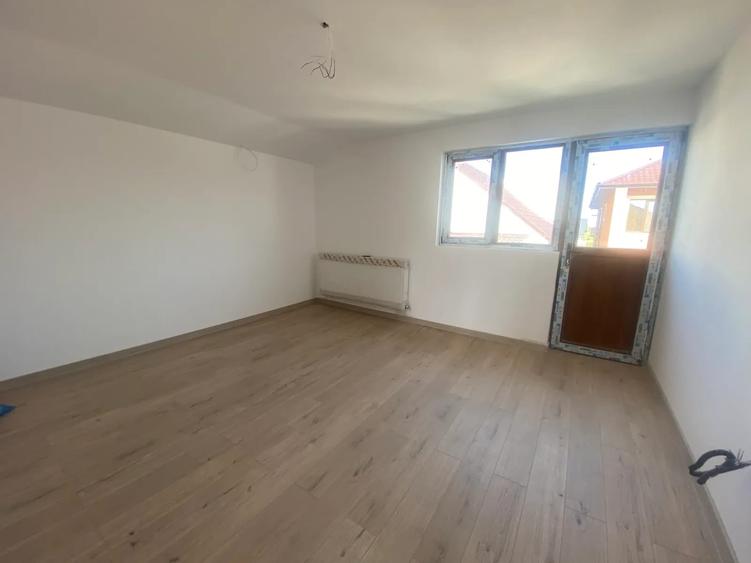 Casă cu 5 camere decomandat cu Teren 300 Mp în Valu lui Traian