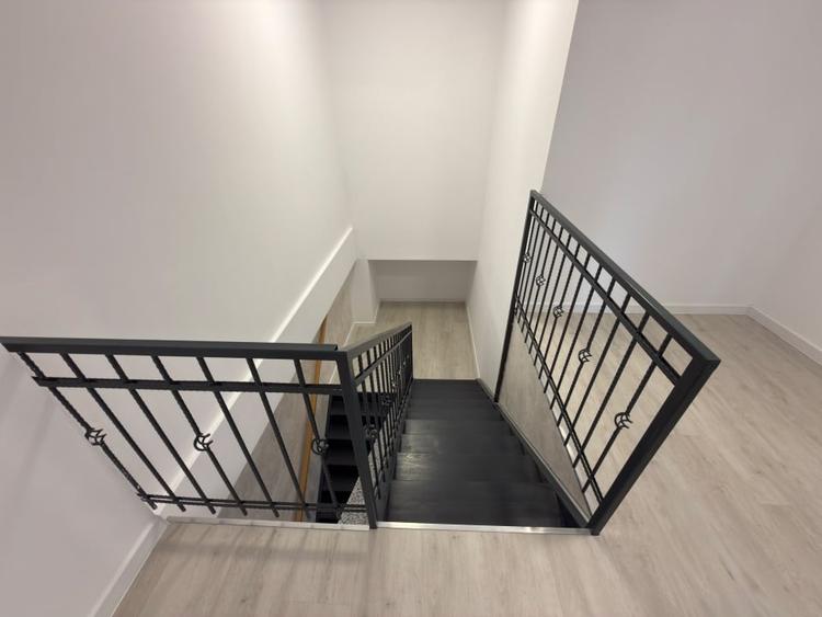 Casă individuală cu 9 camere cu Canalizare în Central
