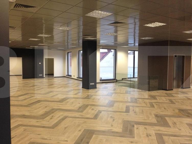 Birou, de 500 mp, în Central