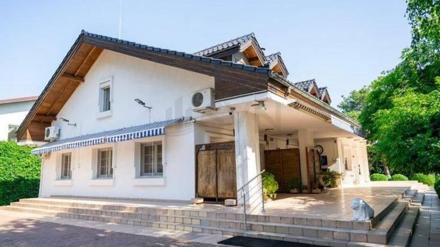 Casă individuală cu 9 camere cu Piscina în Central