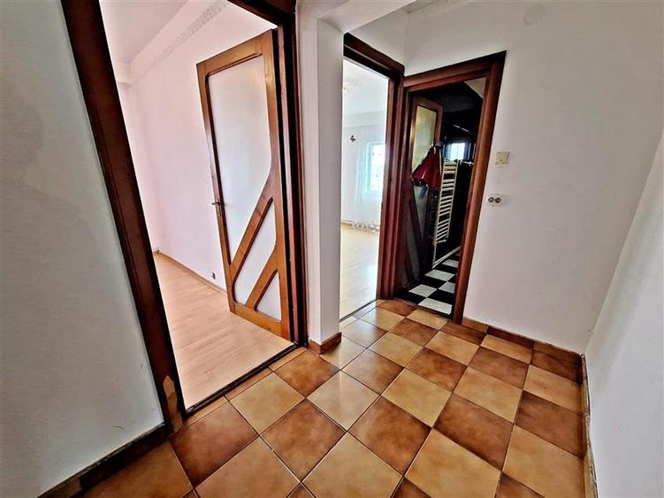 Apartament cu 3 camere decomandat în Narcisa