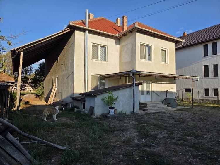 Casă cu 4 camere în Gurahonț
