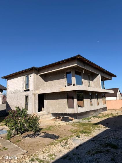 Casă cu 6 camere cu Teren 250 Mp în Palazu Mare